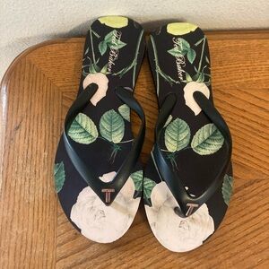 NWT TED BAKER “Anjou” Floral Flip Flops (9)